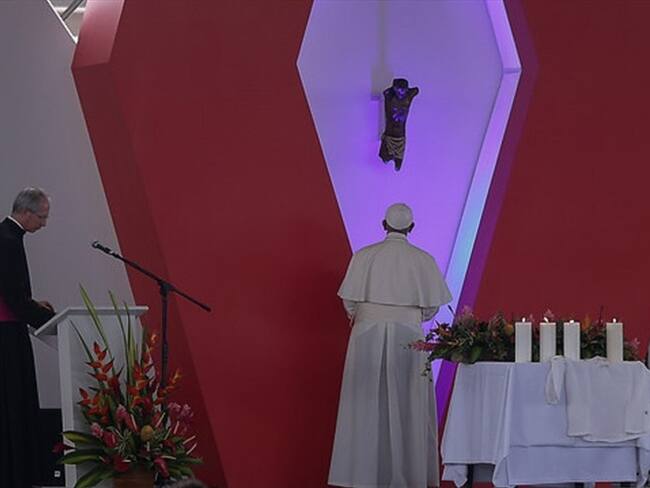 Francisco ora un minuto en silencio por las víctimas del conflicto colombiano. Foto: Colprensa