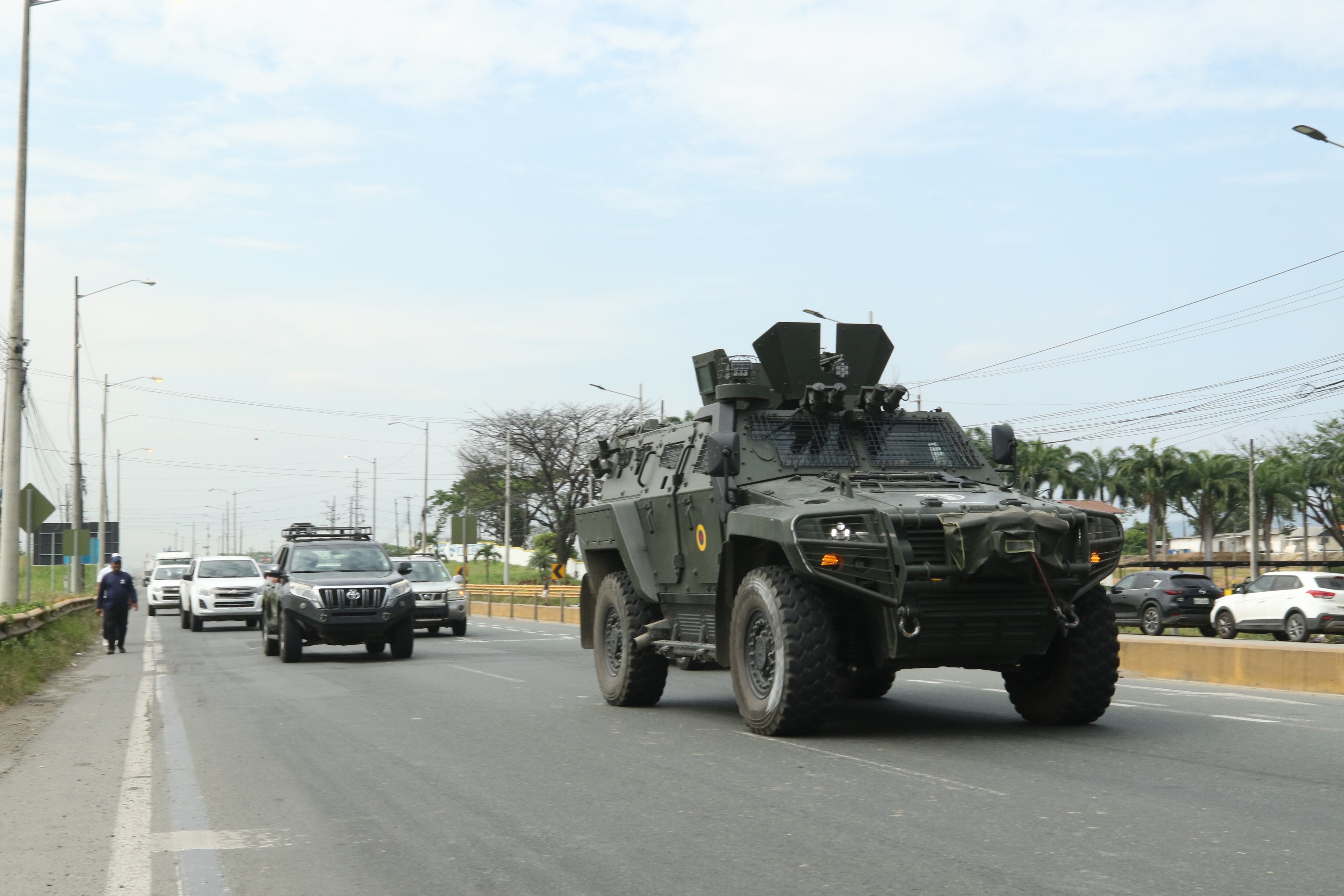 QUI01. GUAYAQUIL (ECUADOR), 06/04/2024.- Fotografía del vehículo blindado en el que fue trasladado el exvicepresidente Jorgue Glas a la cárcel La Roca, este sábado en Guayaquil (Ecuador). Jorge Glas, el exvicepresidente de Ecuador durante parte del mandato presidencial de Rafael Correa, fue trasladado este sábado a la cárcel de máxima seguridad La Roca, en Guayaquil, tras haber sido detenido en la noche del viernes dentro de la Embajada de México. EFE/ Jonathan Miranda