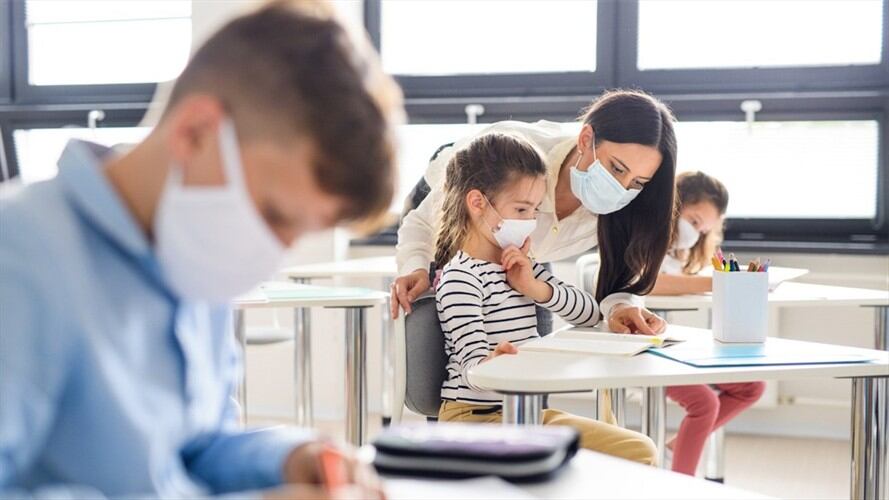 Las instituciones educativas deberán adoptar los protocolos y medidas de bioseguridad para evitar el contagio de Covid-19. Foto: Getty Images