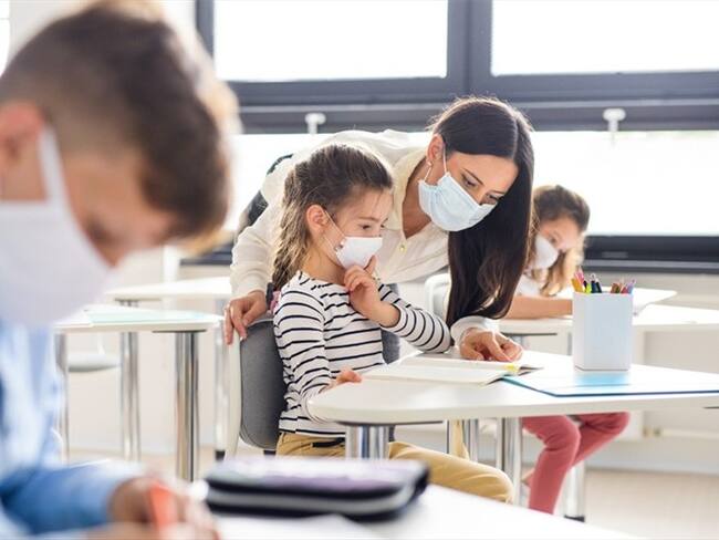 Las instituciones educativas deberán adoptar los protocolos y medidas de bioseguridad para evitar el contagio de Covid-19. Foto: Getty Images