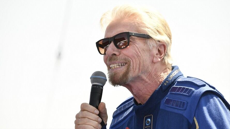 Richard Branson se convirtió en el primer multimillonario en viajar al espacio con su propia nave.. Foto: Patrick T. FALLON / AFP