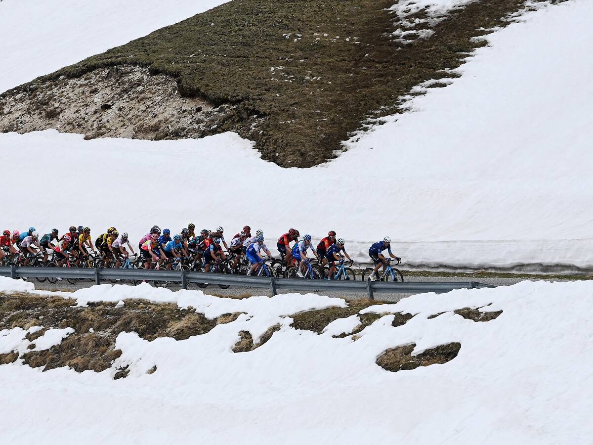 UCI critica a ciclistas que se fueron en helicóptero al hotel tras etapa en Giro de Italia