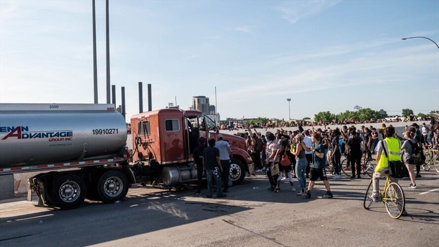 El momento en que un camión cisterna embiste manifestantes en Mineápolis. Foto: Getty Images