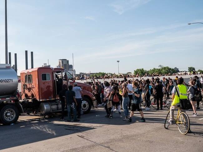 El momento en que un camión cisterna embiste manifestantes en Mineápolis. Foto: Getty Images