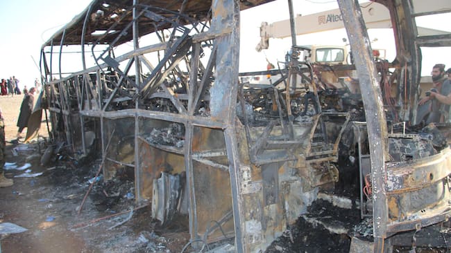 HERAT (Afghanistan), 20/08/2025.- Taliban security officials inspect the scene of a bus accident in Herat, Afghanistan, 20 August 2025. At least 76 people, mostly Afghan migrants recently deported from Iran, were killed Tuesday night in western Afghanistan when the bus they were traveling in caught fire after a multiple collision. (Afganistán) EFE/EPA/STRINGER