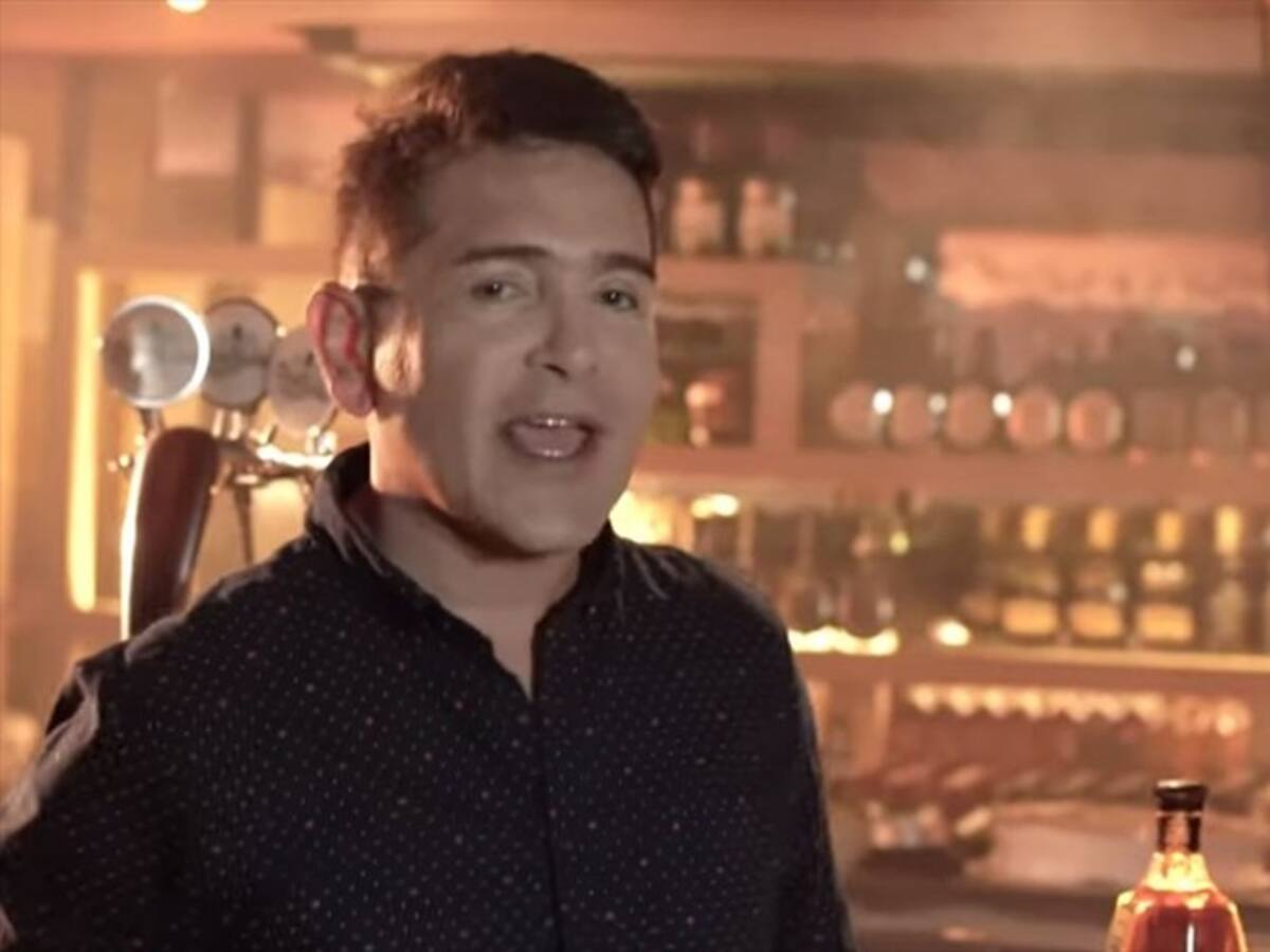 Sandoval: un cantante de música popular con un toque de comedia