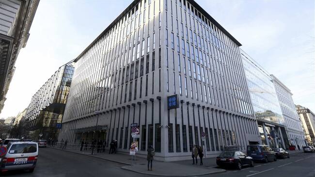 En esta fotografía se ve a varias personas afuera de la sede de la OPEP en Viena, Austria. Foto: Associated Press - AP - Ronald Zak