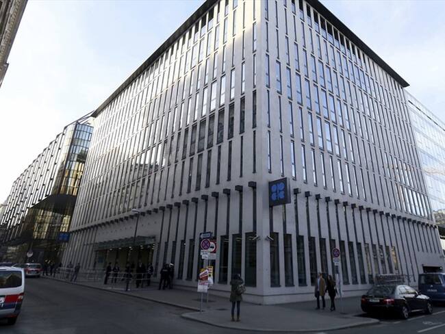 En esta fotografía se ve a varias personas afuera de la sede de la OPEP en Viena, Austria. Foto: Associated Press - AP - Ronald Zak