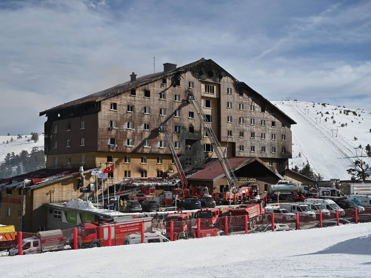 Suben a 69 los muertos en el incendio en un hotel de esquí en Turquía