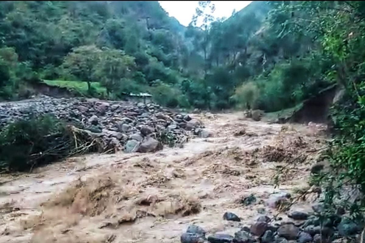 La fuerza de la avalancha destruyó el puente de la vereda Las Cabras en límites entre Sotará y La Sierra. Crédito: Cabildo Río Blanco.