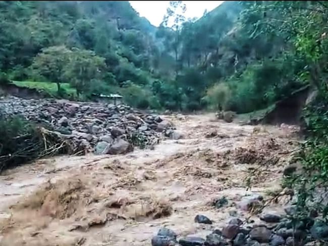 La fuerza de la avalancha destruyó el puente de la vereda Las Cabras en límites entre Sotará y La Sierra. Crédito: Cabildo Río Blanco.