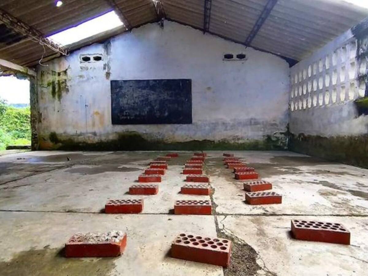 Estudiantes en zona rural de Ciénaga reciben sus clases sentados en adoquines