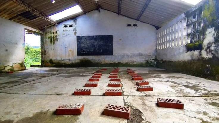 Estudiantes en zona rural de Ciénaga reciben sus clases sentados en adoquines