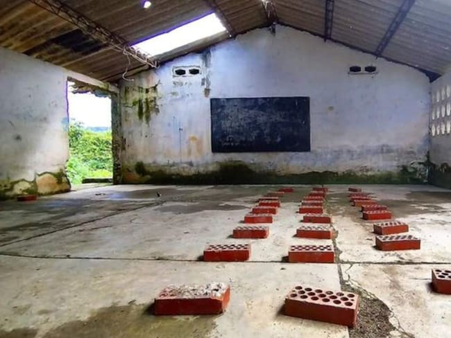 Estudiantes en zona rural de Ciénaga reciben sus clases sentados en adoquines