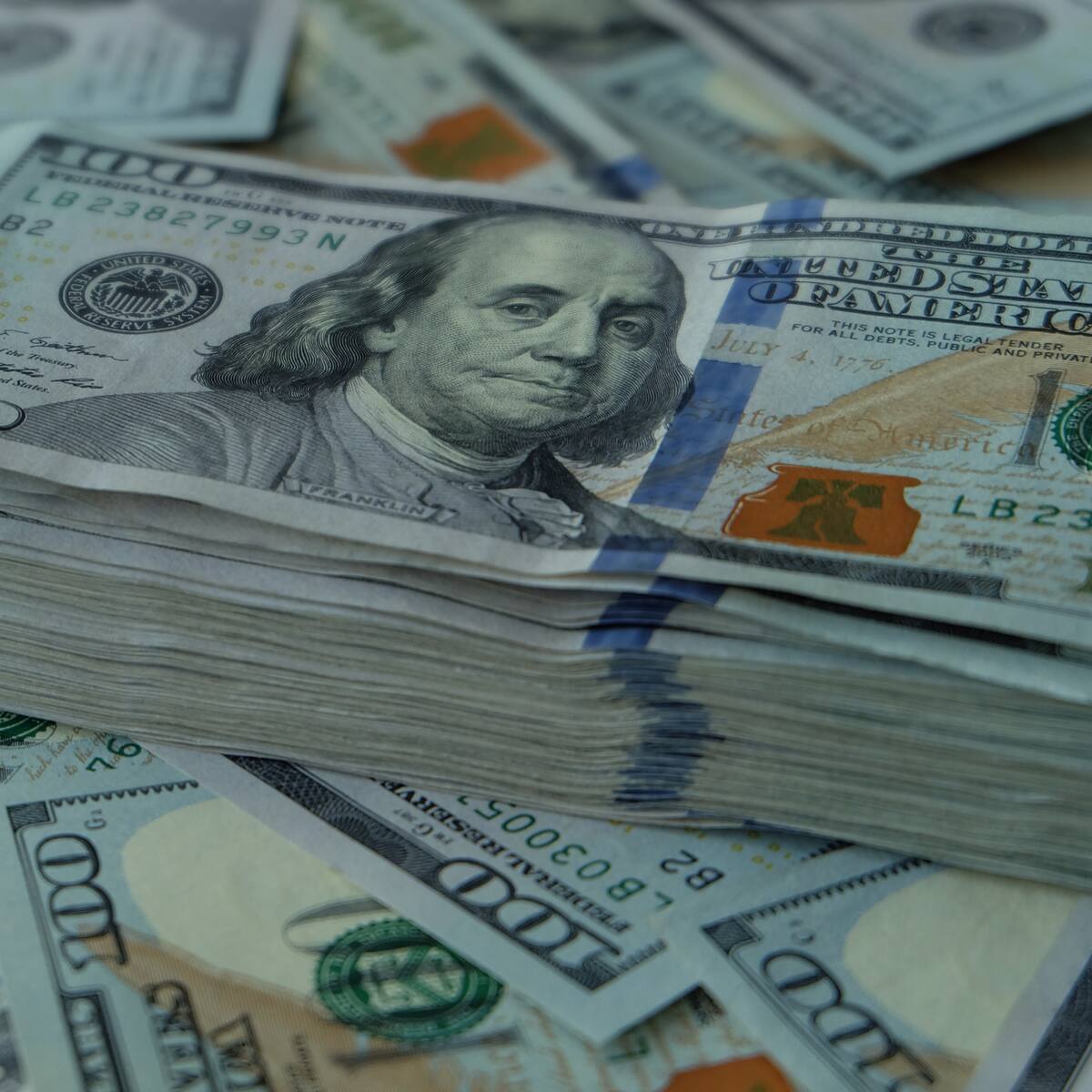 Dólar empieza la semana a la baja: está por debajo de los 4.400 pesos