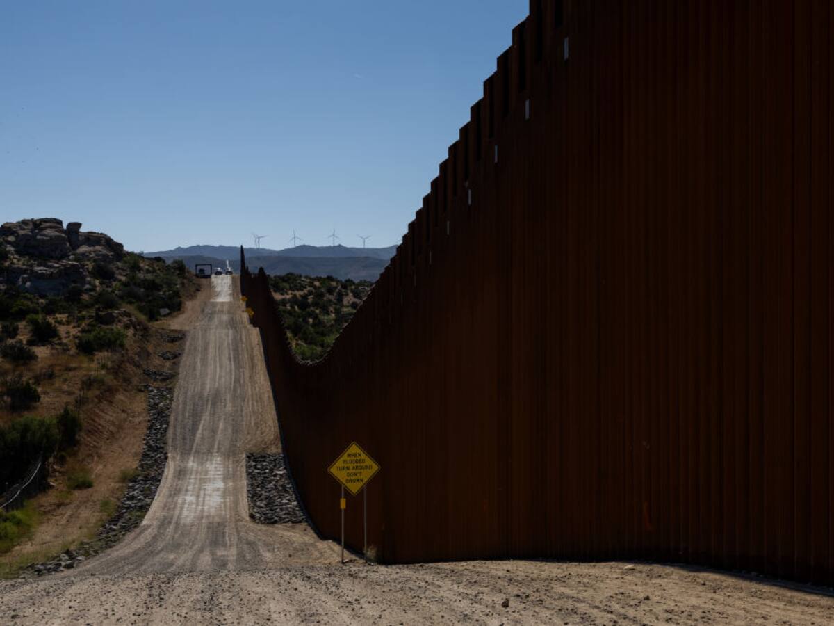 Demandan en una corte la orden que limita el asilo en la frontera EEUU-México