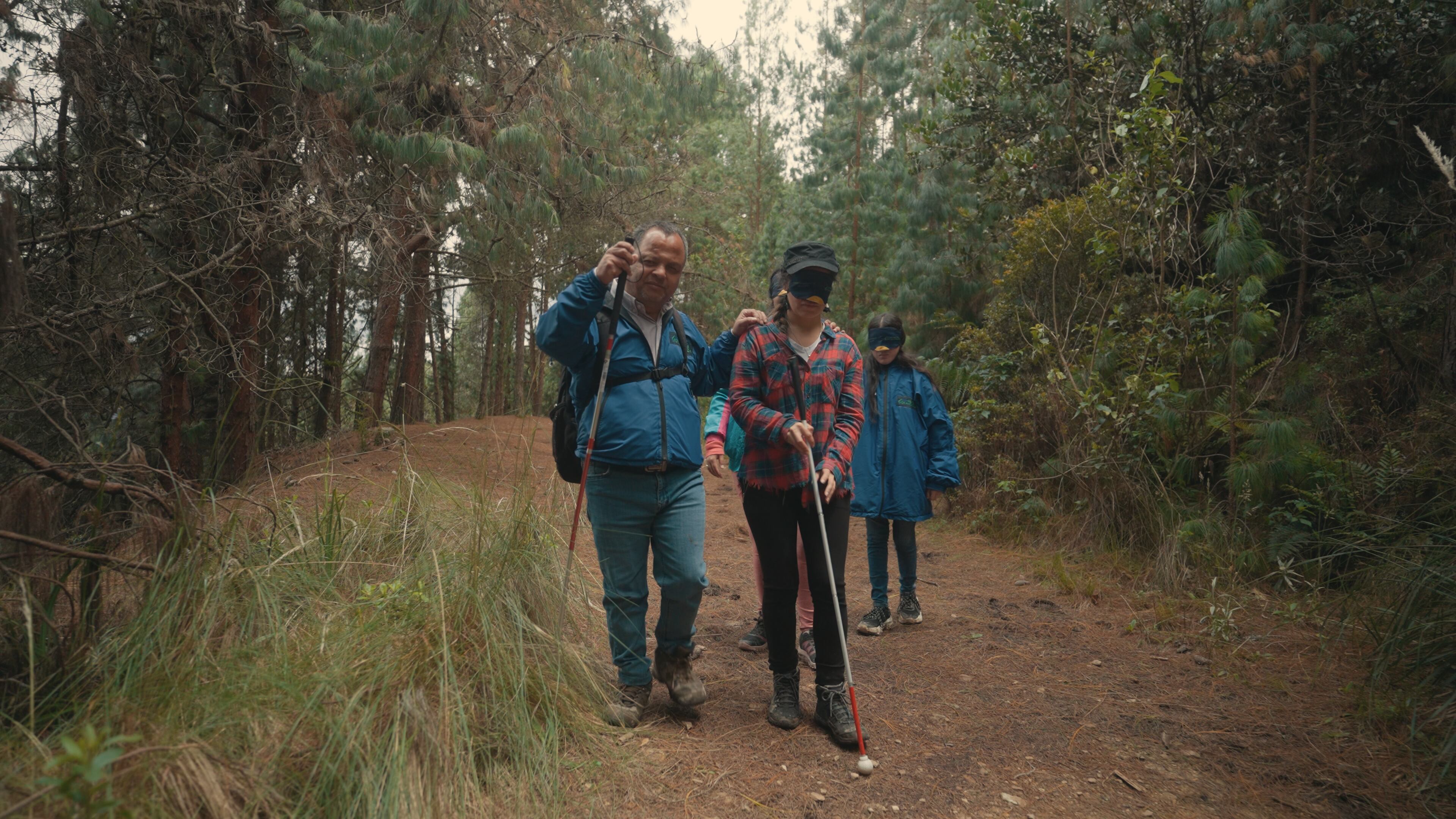 José Gabriel Cuellar, persona ciega y tallerista sensorial, es uno de los encargados de guiar recorridos por los senderos de La Calera, a las afueras de Bogotá. | Foto: W Radio