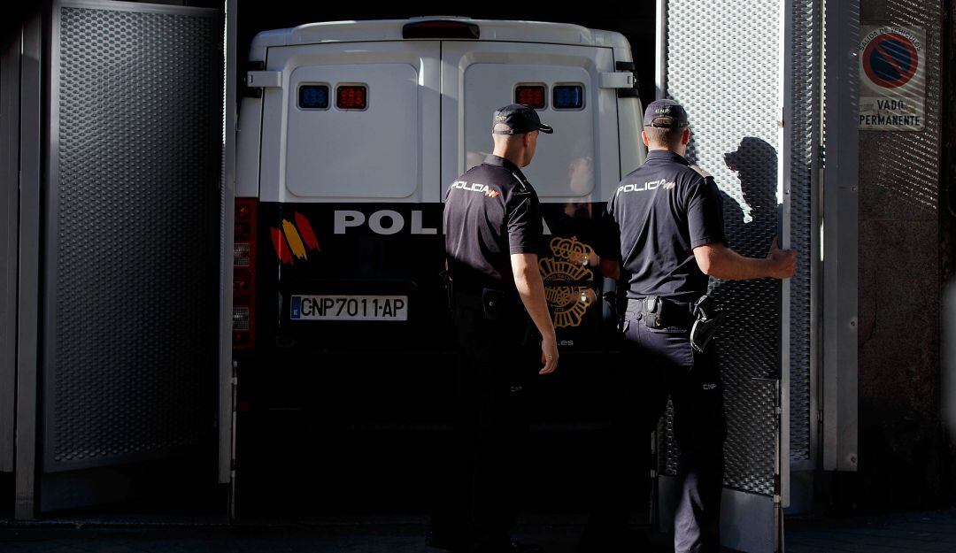 Funcionarios de la Policía Nacional de España. Foto: Getty Images.