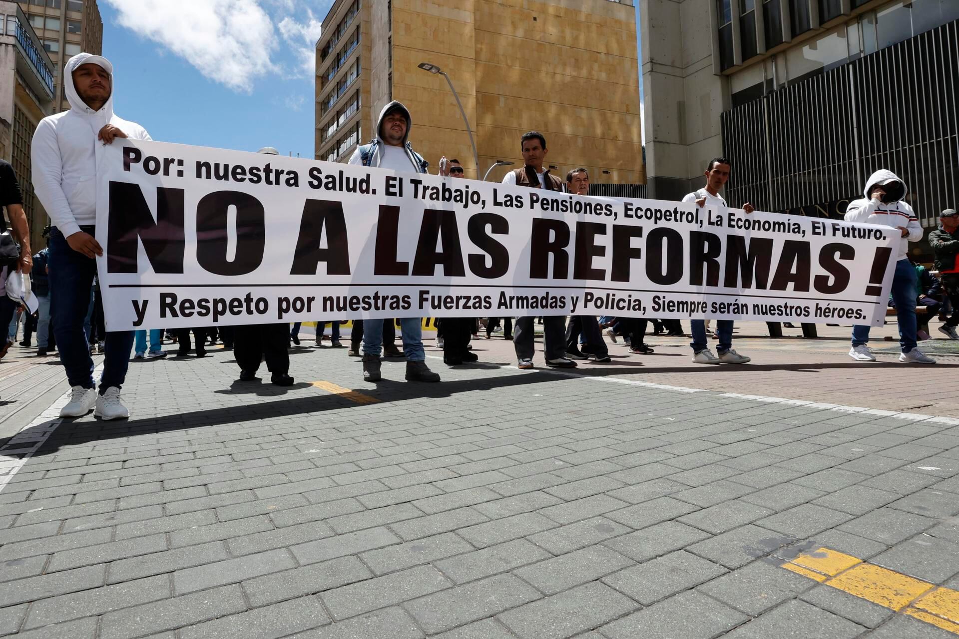 Manifestantes con pancartas y arengas en contra del Gobierno, recorren hoy, en Bogotá. Foto: EFE / Mauricio Dueñas