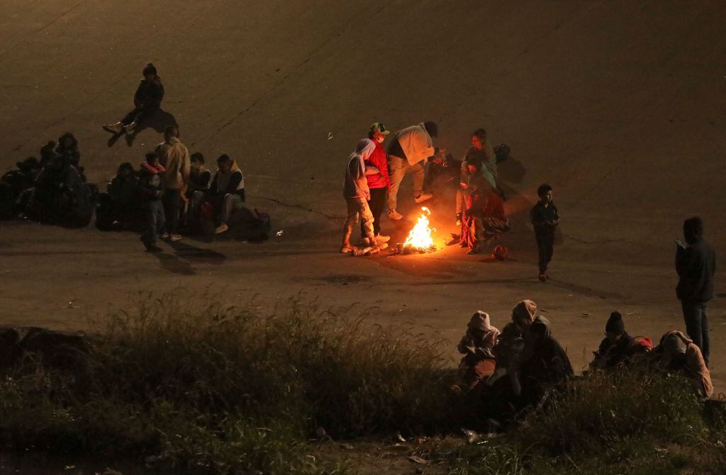 Migrantes realizan fogata en la ribera del Río Bravo, en México. (Foto: HERIKA MARTINEZ/AFP via Getty Images)
