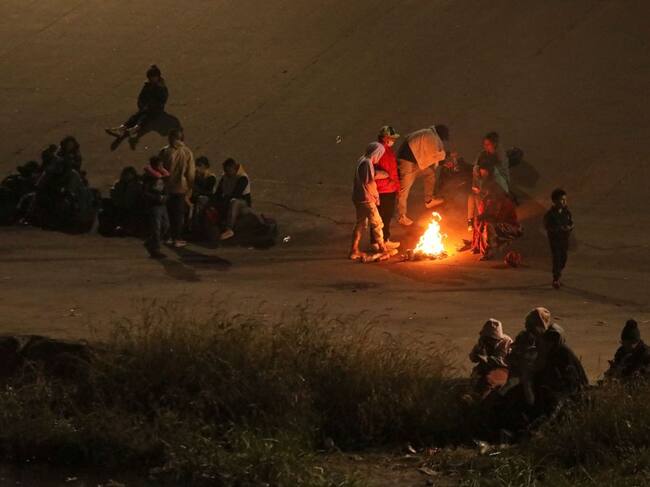 Migrantes realizan fogata en la ribera del Río Bravo, en México. (Foto: HERIKA MARTINEZ/AFP via Getty Images)