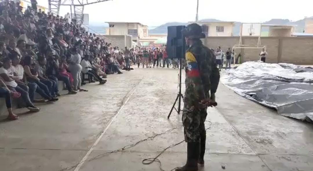 Alias ‘Giovanny’, cabecilla de la estructura Carlos Patiño se reunió con las comunidades. Crédito: Red de Apoyo Cauca.