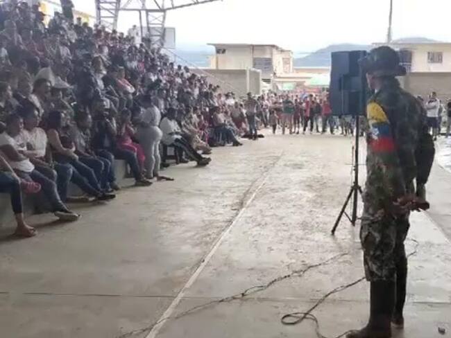 Alias ‘Giovanny’, cabecilla de la estructura Carlos Patiño se reunió con las comunidades. Crédito: Red de Apoyo Cauca.