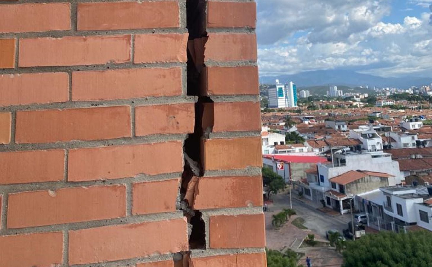 Denuncian daños y grietas en proyecto de vivienda en Cúcuta. Foto: cortesía W Radio.