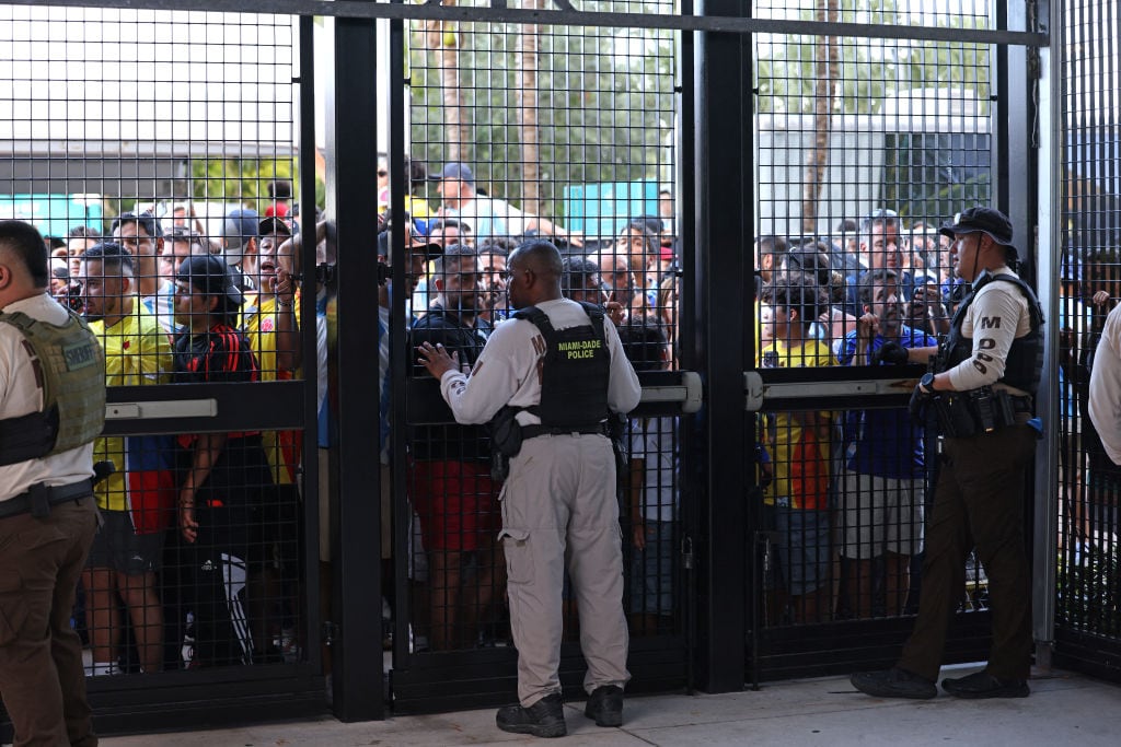 Hinchas intentando entrar al Hard Rock Stadium. Foto: CHARLY TRIBALLEAU/AFP via Getty Images