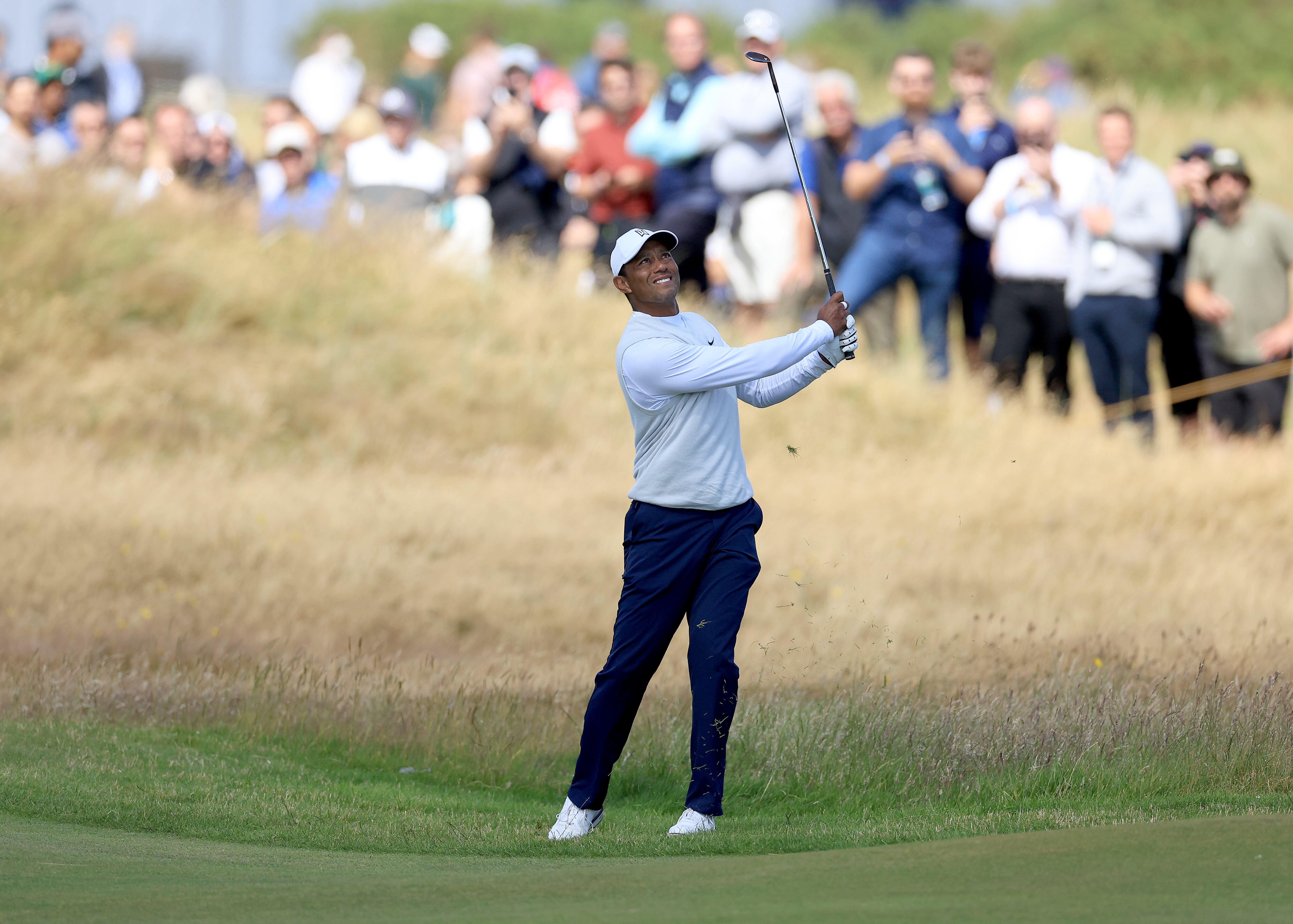Tiger Woods de los Estados Unidos juega su tercer tiro en el hoyo 16 durante la segunda ronda del Abierto 150 en The Old Course en St Andrews el 15 de julio de 2022 en St Andrews, Escocia. (Foto de David Cannon/Getty Images)