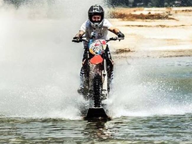 Así fue como Tatán Mejía condujo su moto por el agua