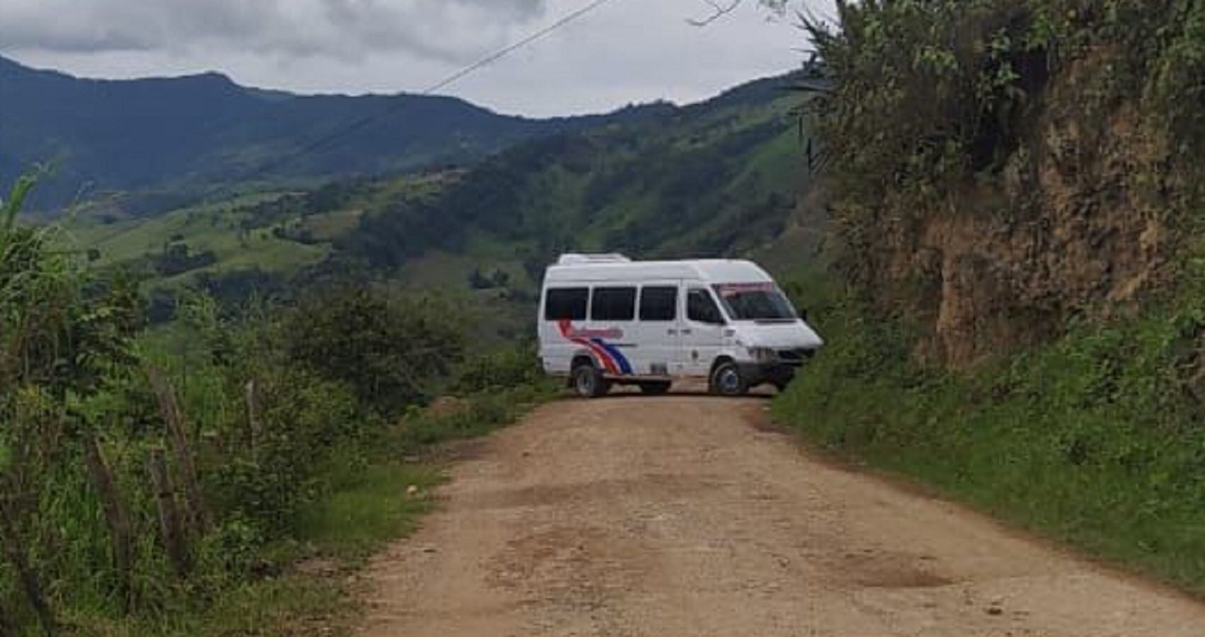 Buseta de servicio intermunicipal fue atravesada en la vía Ocaña- Hacarí- Cortesía Nelson Vargas 