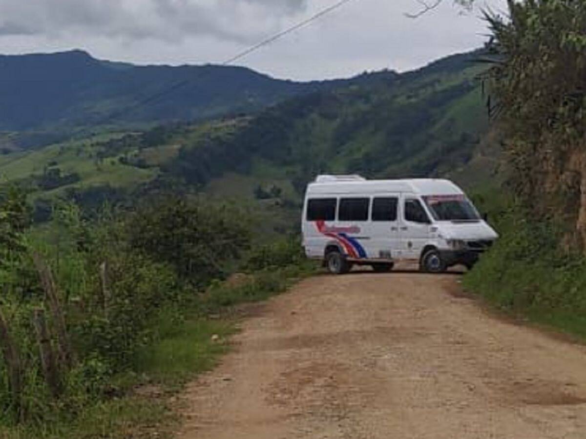 Buseta de servicio intermunicipal fue atravesada en la vía Ocaña-Hacarí en Norte de Santander