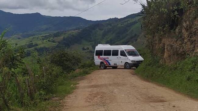 Buseta de servicio intermunicipal fue atravesada en la vía Ocaña- Hacarí- Cortesía Nelson Vargas