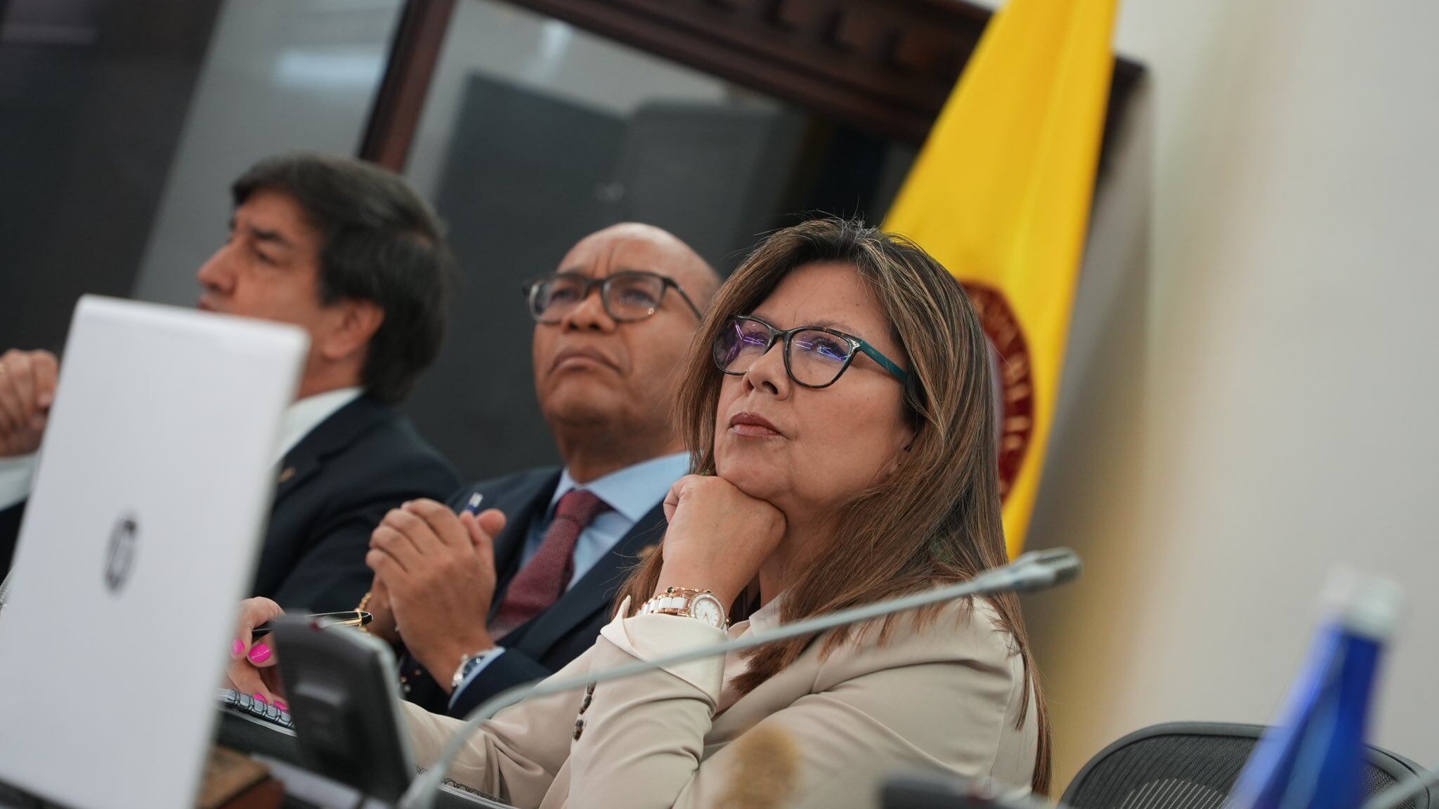 Luz Adriana Camargo, fiscal general de la Nación (en el centro) y Gerson Chaverra, presidente de la Corte Suprema de Justicia (al fondo detrás de la fiscal Camargo). Foto: Suministrada.