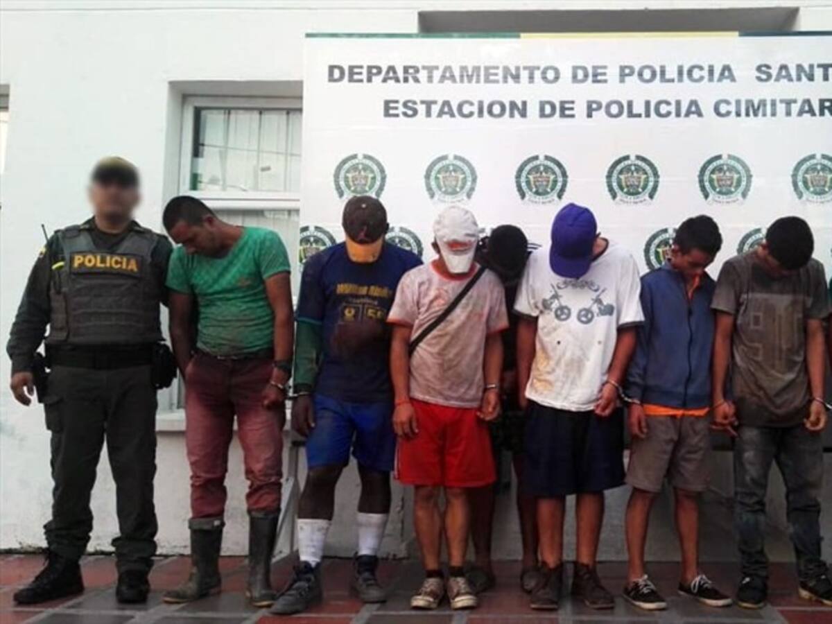 Sorprendieron a 10 personas robándose un puente metálico en Santander