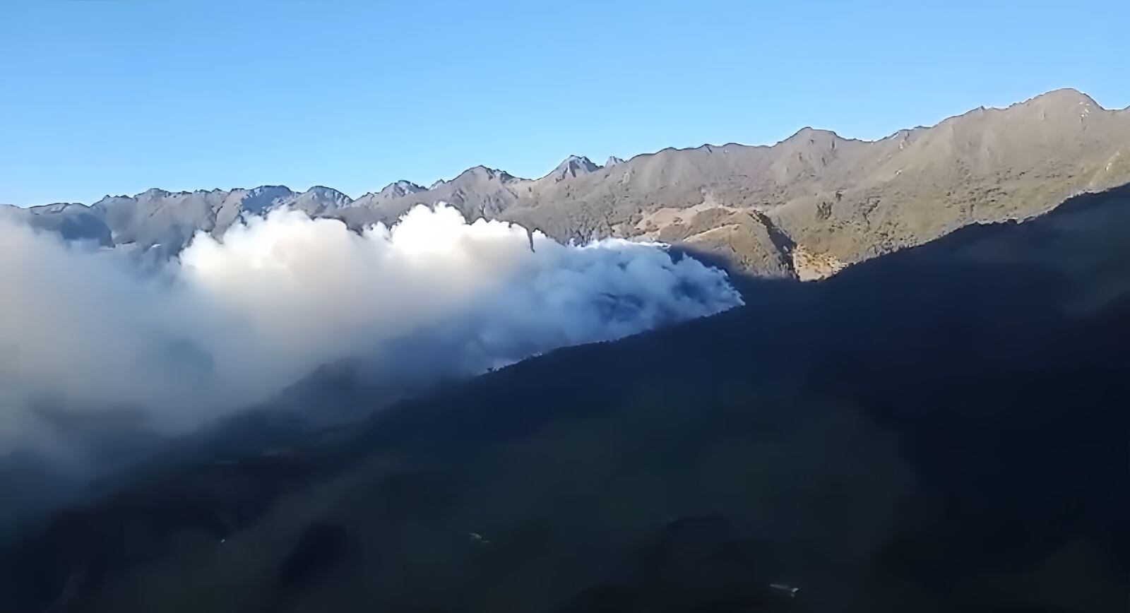 Las condiciones del terreno han dificultado las labores y el desplazamiento de los bomberos hasta la zona afectada. Foto: Cortesía. 