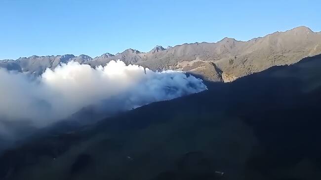 Las condiciones del terreno han dificultado las labores y el desplazamiento de los bomberos hasta la zona afectada. Foto: Cortesía.