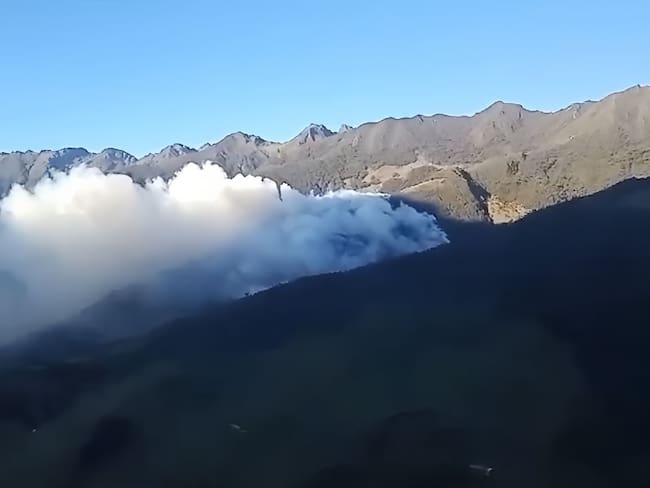 Las condiciones del terreno han dificultado las labores y el desplazamiento de los bomberos hasta la zona afectada. Foto: Cortesía.