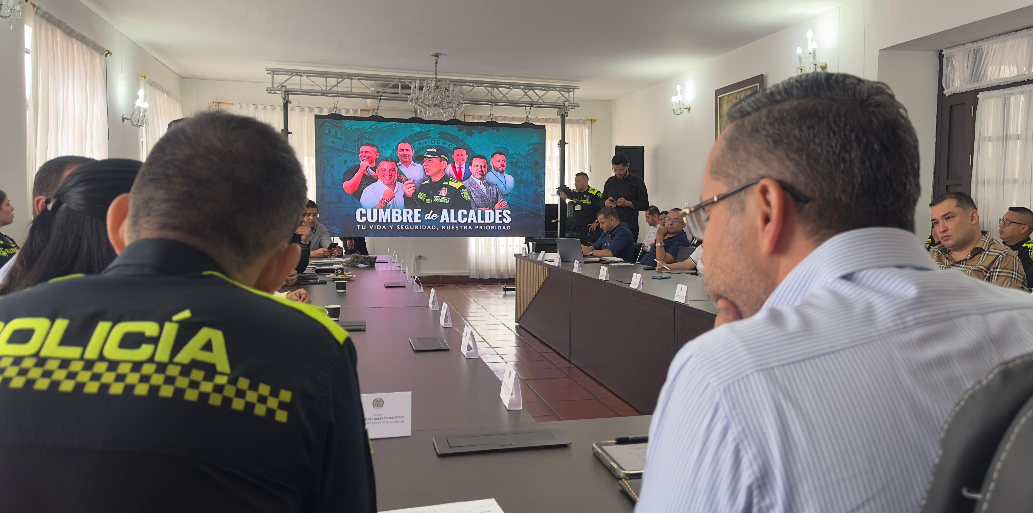 Policía en Bucaramanga lideró cumbre de alcaldes por la seguridad. Foto: Policía MEBUC.