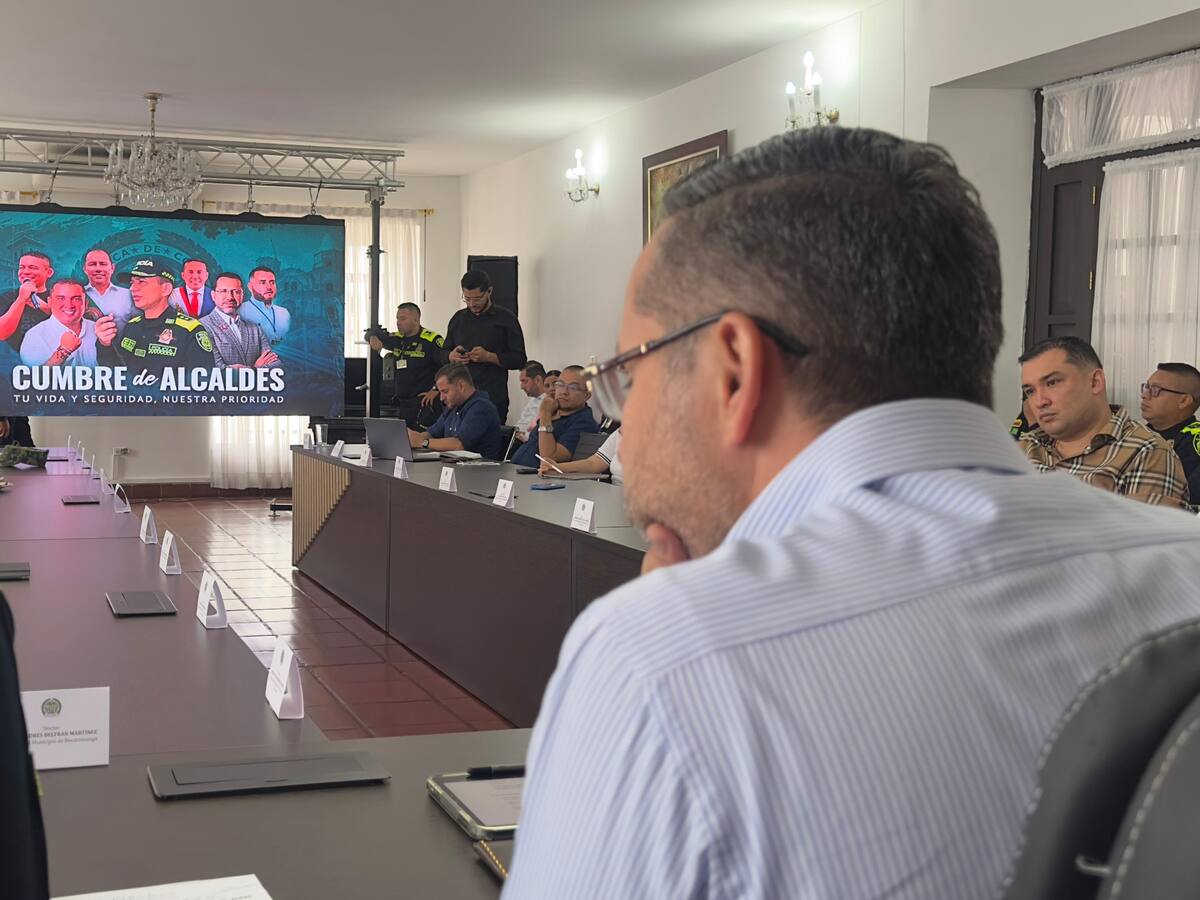 Policía en Bucaramanga lideró cumbre de alcaldes por la seguridad