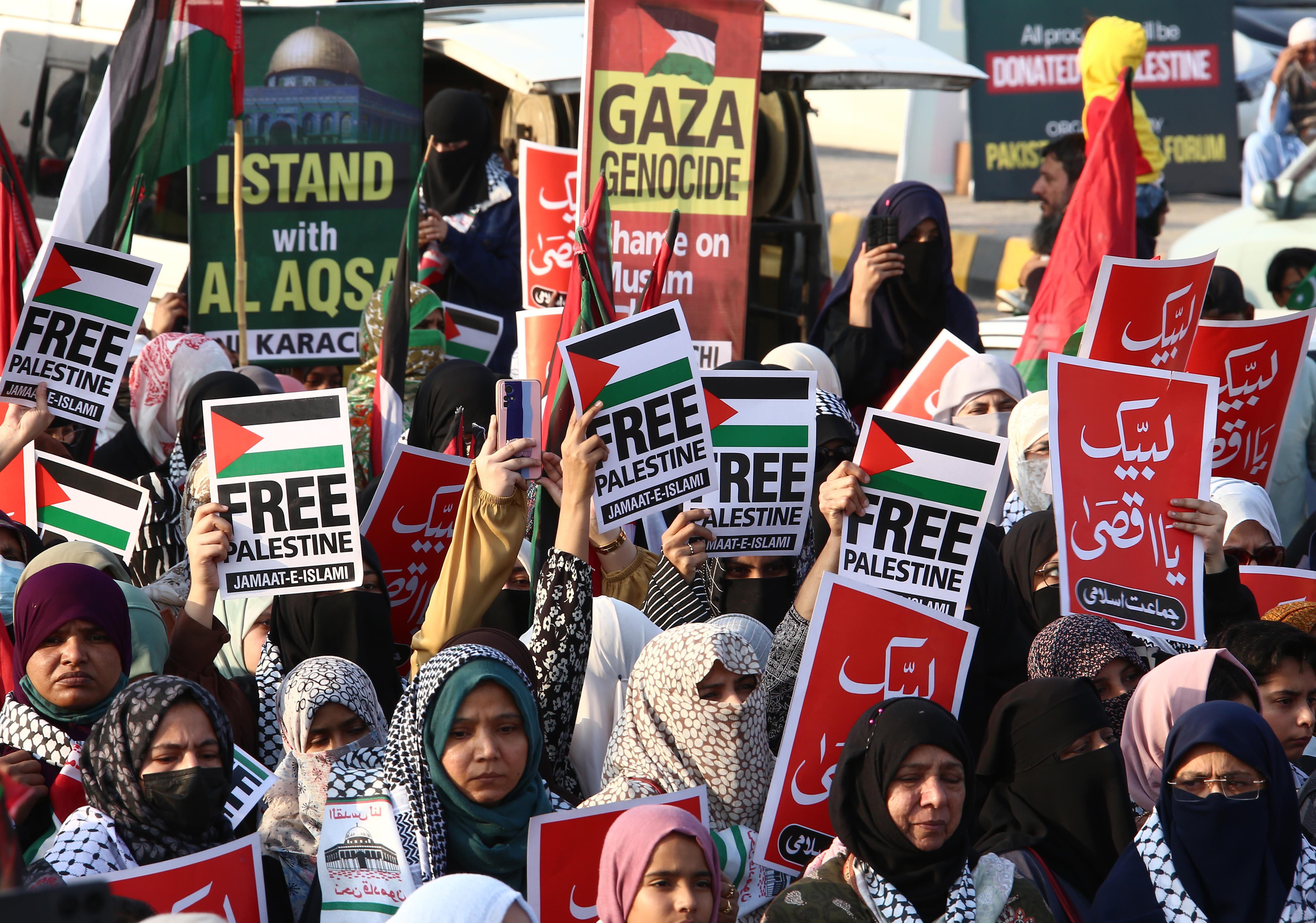 Karachi (Pakistán), 12/01/2025.- Simpatizantes del partido político islámico Jamaat-e-Islami sostienen pancartas durante una marcha para expresar solidaridad con el pueblo palestino.