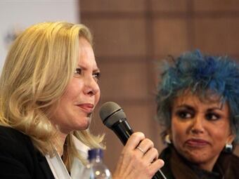 La actriz argentina Cecilia Roth (i) durante una rueda de prensa junto a la directora del Festival Iberoamericano de Teatro de Bogotá (FITB), Ana Martha de Pizarro. Efe.