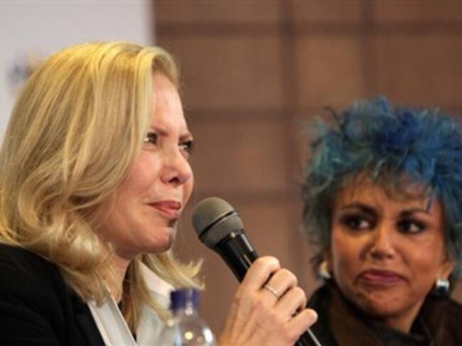 La actriz argentina Cecilia Roth (i) durante una rueda de prensa junto a la directora del Festival Iberoamericano de Teatro de Bogotá (FITB), Ana Martha de Pizarro. Efe.