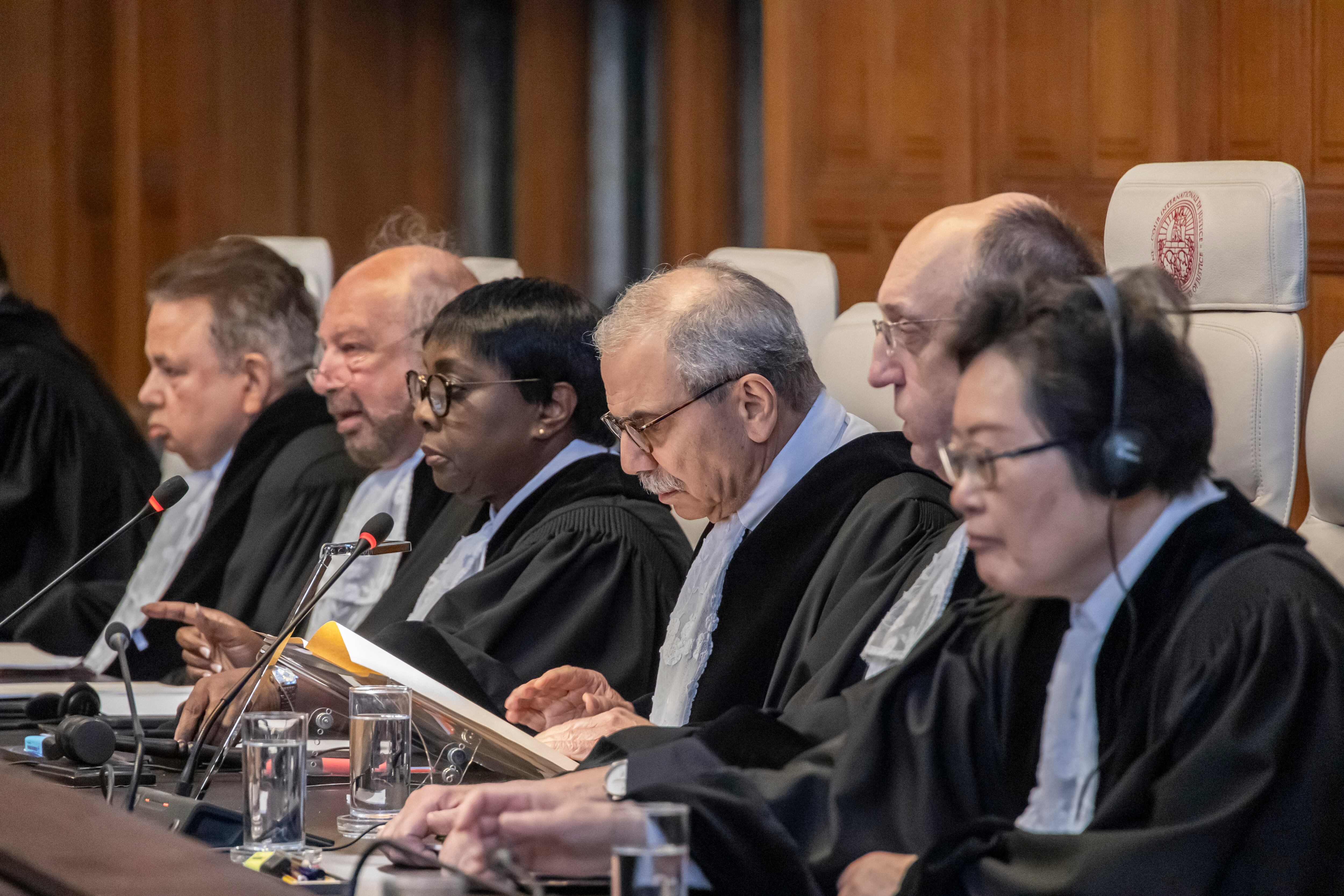 Los jueces de la Corte Internacional de Justicia, con su presidente, el juez Nawaf Salam, en el centro, en La Haya, Países Bajos, el 30 de abril de 2024. Getty Images