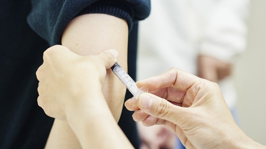 Los ensayos clínicos de fase 1 y 2 de la candidata a vacuna mostraron que tiene el potencial de prevenir la enfermedad causada por el coronavirus.. Foto: Getty Images