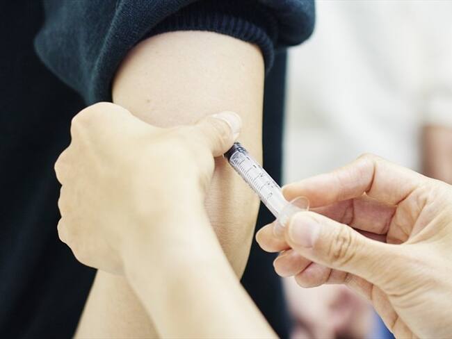 Los ensayos clínicos de fase 1 y 2 de la candidata a vacuna mostraron que tiene el potencial de prevenir la enfermedad causada por el coronavirus.. Foto: Getty Images