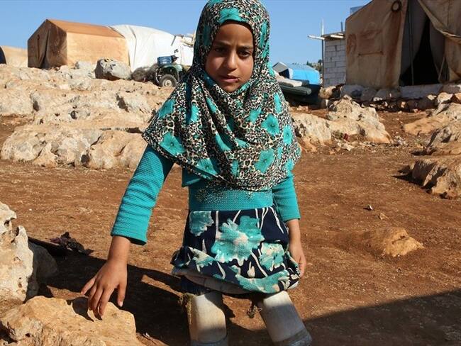La niña siria que usa latas en lugar de prótesis. Foto: Agencia Anadolu
