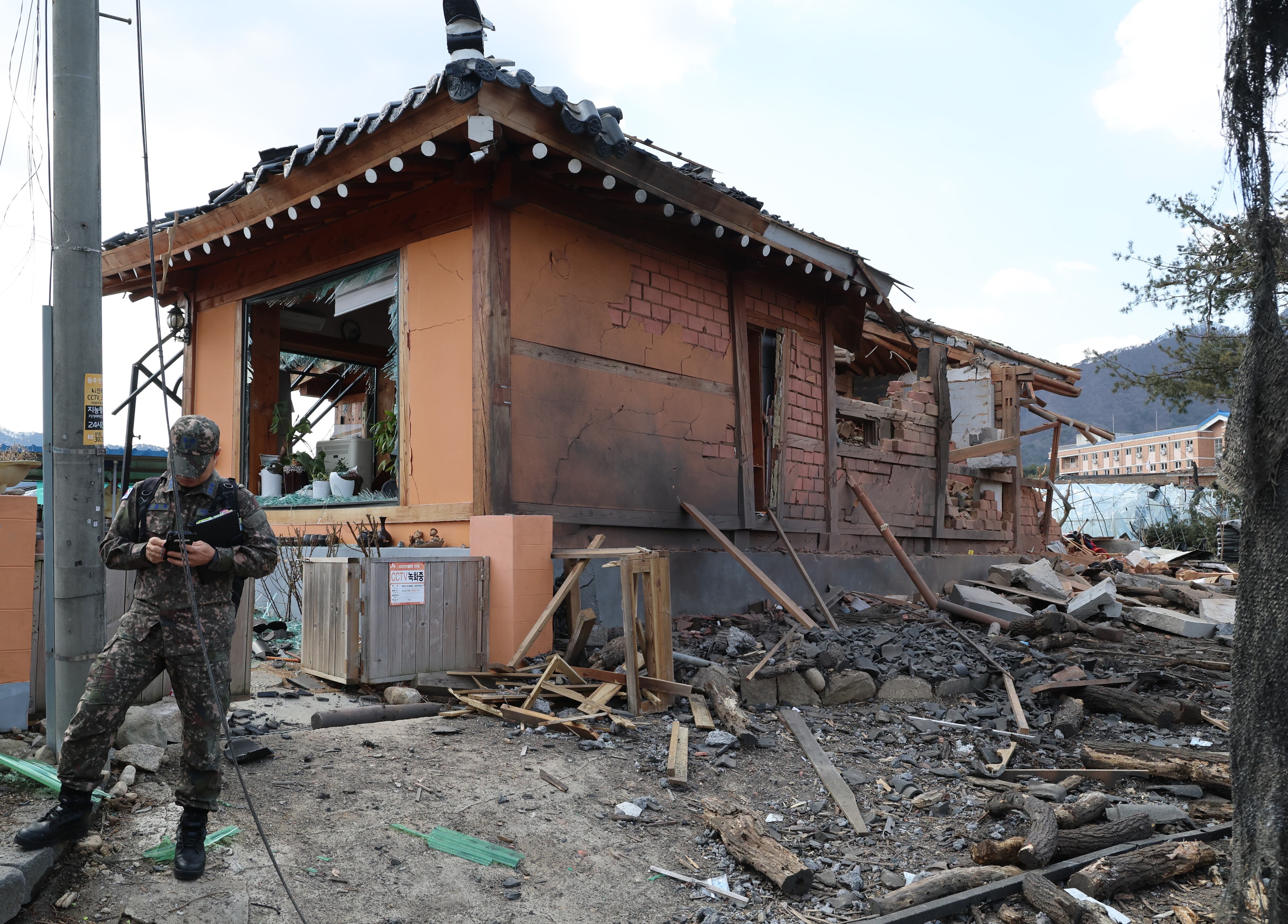 Pocheon (República de Corea), 06/03/2025.- Una casa permanece dañada en el lugar de un bombardeo accidental de un caza sobre un poblado en Pocheon, a unos cuarenta kilómetros al norte de Seúl.