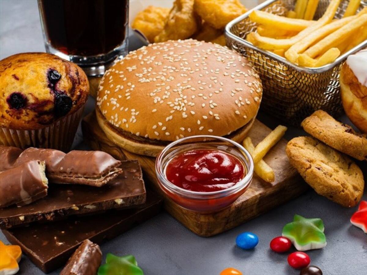 La razón por la que prohibieron la publicidad de comida chatarra en Reino Unido